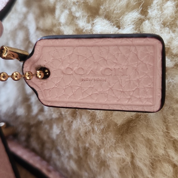 Gorgeous Coach Soft Pink Leather Camera Style Crossbody Bag 💖 - Picture 9 of 16